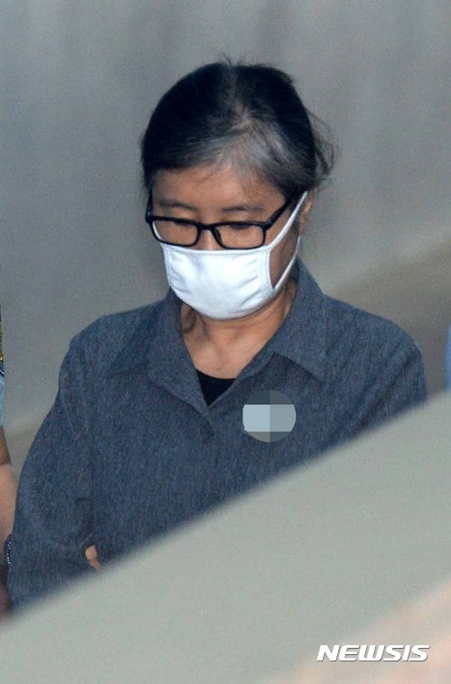 안원구 전 대구지방 국세청장이 21일 라디오인터뷰에서 최순실씨 재산 추적 상황에 대한 이야기를 전했다. 사진은 구속기소된 최순실씨. /자료사진=뉴시스