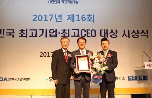 지난 21일 열린 ‘2017 대한민국 최고기업 대상’에서 박해룡 LS산전 CHO(가운데)와 고병우 한국경영인협회 회장(왼쪽)이 기념촬영을 하고 있다. /사진=LS산전