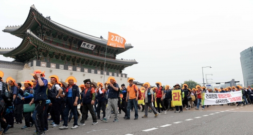 민주노총 총파업. 민주노총 전국건설노동조합 조합원들이 20일 서울 종로구 광화문에서 열린 상경 집회에서 청와대로 행진을 하고 있다. /사진=뉴시스