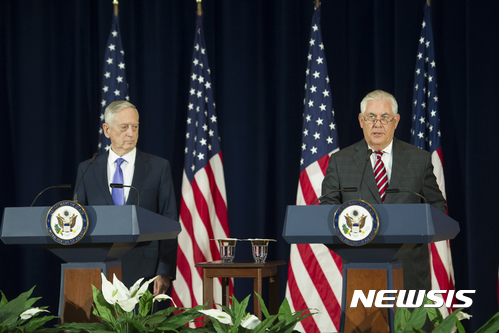 미국과 중국이 유엔 대북제재 기업과 자국 기업의 사업 금지 조치를 재확인했다. 렉스 틸러슨 미국 국무장관(오른쪽)과 제임스 매티스 국방장관. /사진=뉴시스(AP 제공)