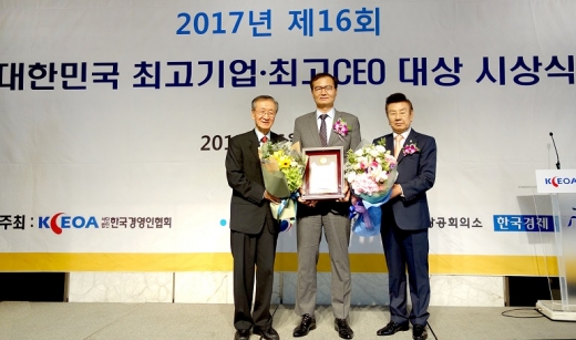 지난 21일 서울 중구 소재 플라자호텔에서 한국경영인협회 주관으로 진행된 ‘2017년 대한민국 최고기업/최고CEO 대상’ 시상식에서 권재중 신한은행 부행장(가운데)이 9년 연속 최고기업과 2년 연속 World Class 최고기업 대상 수상 후 관계자들과 기념촬영하는 모습./사진=신한은행