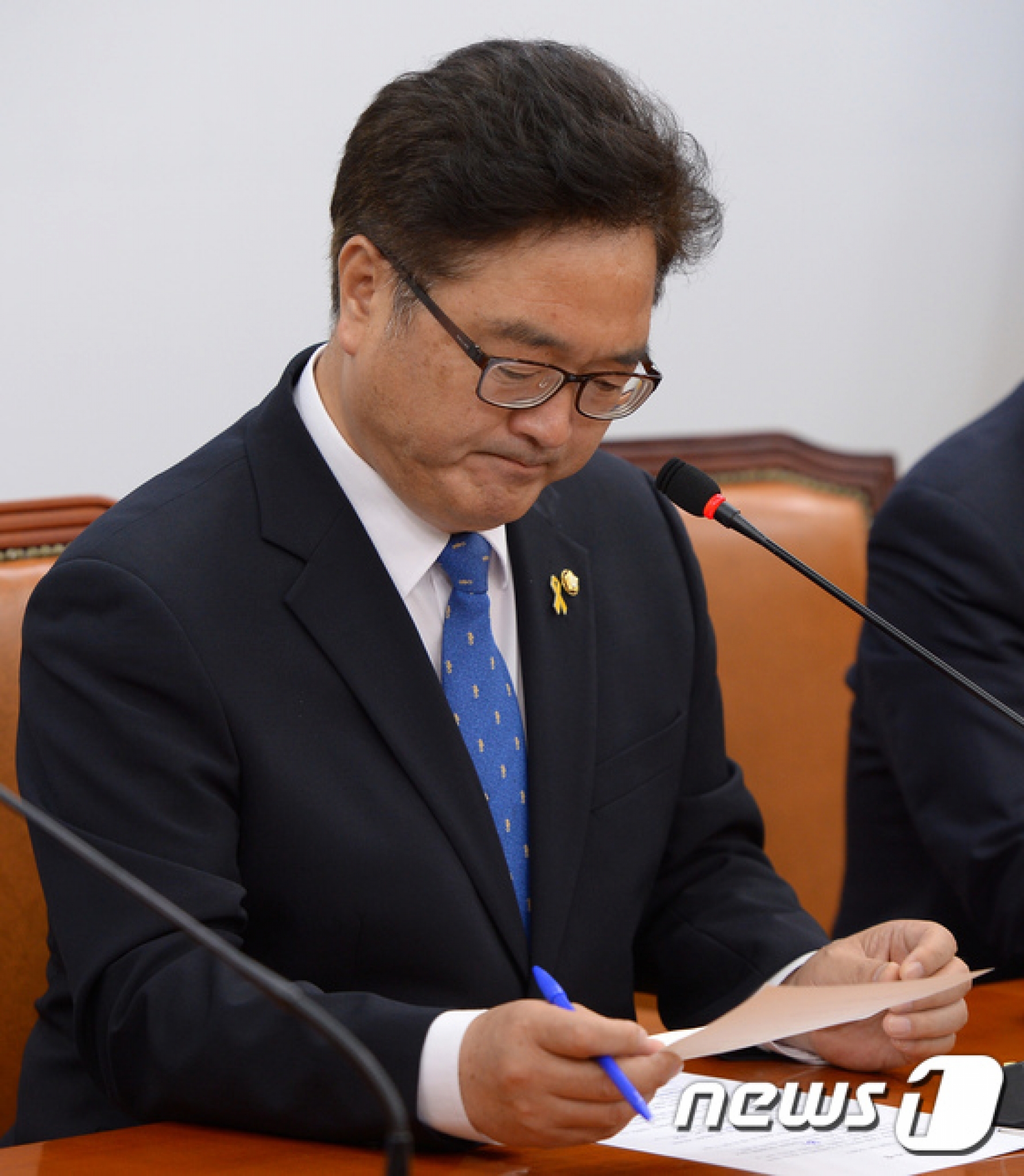 우원식 눈물. 우원식 더불어민주당 원내대표가 22일 여야 4당 원내대표 회동 결과 긴급 기자간담회를 갖고 있다. /사진=뉴스1