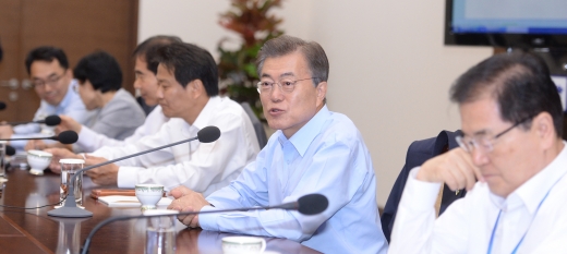 경제사절단. 문재인 대통령(오른쪽 2번째)이 22일 청와대 여민관 소회의실에서 열린 수석·보좌관회의에서 모두발언을 하고 있다. /사진=뉴시스