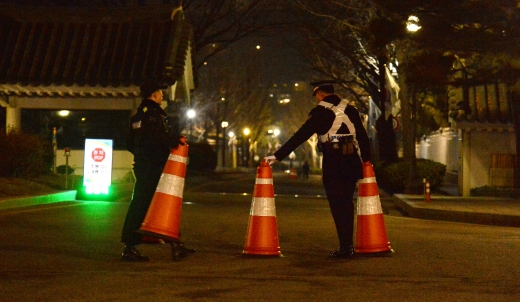 주영훈 경호실장. 지난 3월24일 밤 경찰이 청와대 앞길에 차량 출입을 막는 바리케이드를 설치하고 있다. /사진=뉴시스