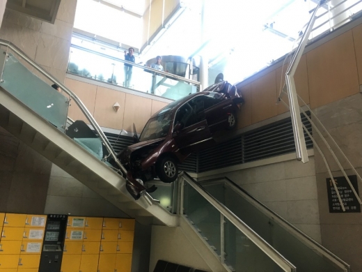 일산백병원. 22일 오후 2시50분쯤 경기 고양시 일산서구 일산백병원에서 병원 건물로 차량이 돌진하는 사고가 발생했다. /사진=일산소방서 제공