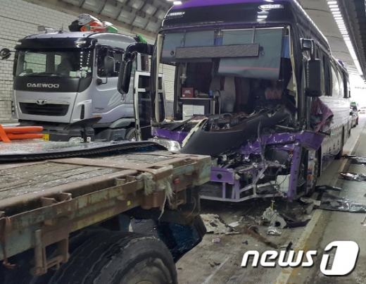 22일 영동고속도로 둔내터널에서 5중 추돌 사고가 발생했다. /사진=뉴스1