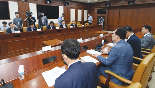 지난 6월19일 고형권(오른쪽 세번째) 기획재정부 제1차관이 정부서울청사 영상회의실에서 열린 물가관계 차관회의에서 모두 발언을 하고 있다. /사진=뉴시스 DB
