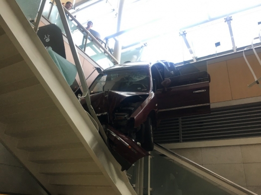 일산백병원. 22일 오후 2시54분쯤 경기 고양시 일산백병원에서 병원 건물로 차량이 돌진하는 사고가 발생했다. /사진=일산소방서 제공