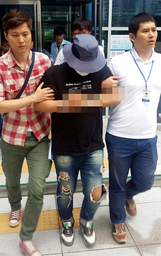 여중생 집단 성폭행. 사람이 할 짓인가. 지난해 6월30일 서울 도봉구 서울북부지법에서 여중생 집단 성폭행 사건 피의자 한모씨가 영장실짐심사를 받고 법원을 나오고 있다. /사진=뉴시스