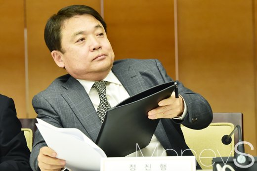 [머니S포토] 공정위-4대 그룹 만남, 자리에 앉는 현대차 사장