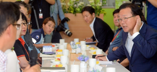 비정규직의 정규직 전환이 화두인 가운데 정부서울청사에서 근무하는 2000여명 비정규직 인력의 정규직 전환이 추진된다. 사진은 23일 김부겸 행정자치부 장관이 정부세종청사에서 비정규직 근로자들과 간담회 자리에서 이들의 애로사항과 의견을 청취하는 모습. /사진=뉴시스