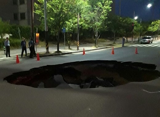 울산 싱크홀. 울산 동구 서부동에서 발생한 싱크홀. /사진=뉴시스(독자 제공)