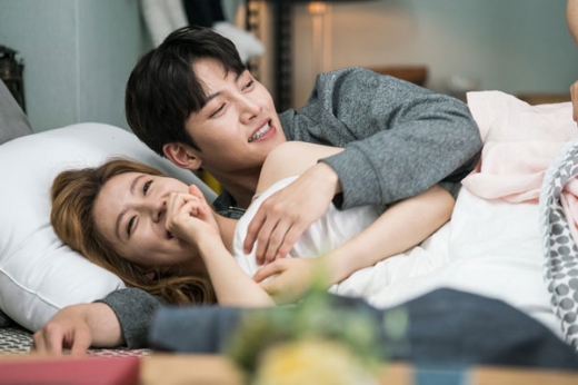 '수상한 파트너' 지창욱·남지현, 아찔+심쿵 '키스동침' 현장