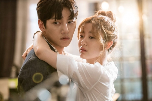 '수상한 파트너' 지창욱·남지현, 아찔+심쿵 '키스동침' 현장
