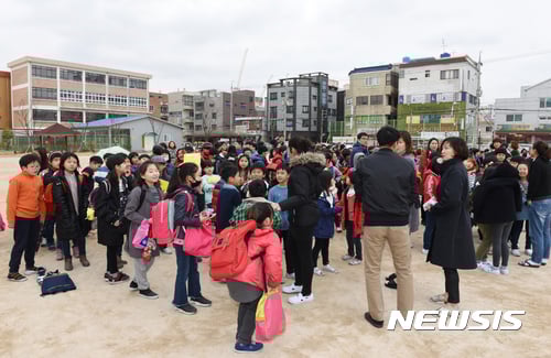 지진 경보 전파체계가 개선된다. 사진은 지난 3월 경주 한 초등학교에서 실시된 지진 대피 모의 훈련. /자료사진=뉴시스