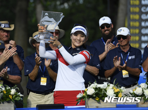 유소연이 26일(한국시간) 미국여자프로골프(LPGA) 투어 '월마트 NW 아칸소 챔피언십'에서 우승한 뒤 트로피를 들어 보이고 있다. /사진=뉴시스(AP 제공)