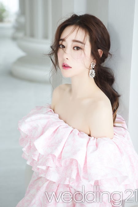 홍수아, 웨딩드레스 입고 우아한 여신美… 