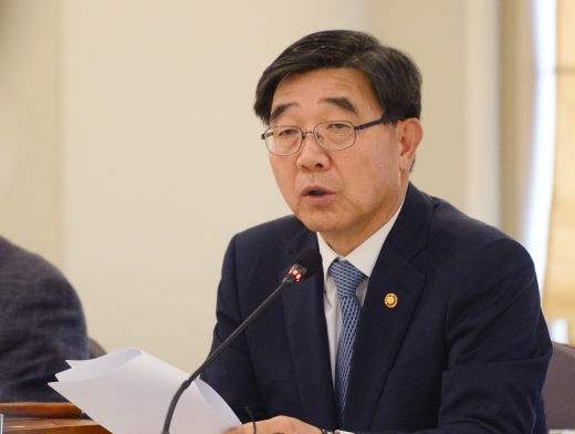 이기권 고용노동부 장관이 지난달 2일 서울 중구 한국프레스센터에서 열린 고용정책심의회에서 모두발언을 하고 있다. /사진=뉴시스