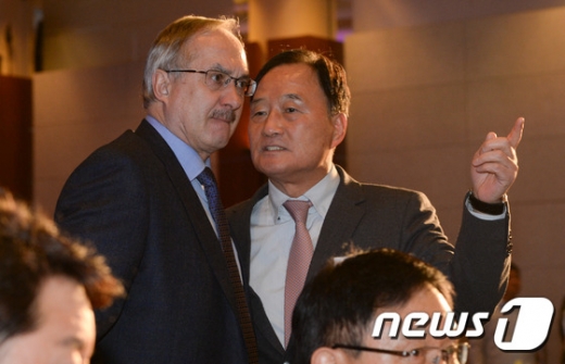 김호곤 대한축구협회 부회장이 새 기술위원장에 선임됐다. 사진은 지난 2015년 울리 슈틸리케 전 대표팀 감독이 2015 대한축구협회 시상식에 참석해 김호곤 부회장과 대화를 나누는 모습. /자료사진=뉴스1
