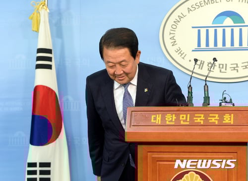 문재인 대통령 아들 문준용씨의 채용 특혜의혹과 관련, 대선 직전 국민의당이 제기했던 주장이 조작됐던 것으로 밝혀졌다. 박주선 국민의당 비대위원장이 26일 오후 서울 영등포구 여의도 국회 정론관에서 관련 조작건과 관련 사과 기자회견을 하고 있다. /사진=뉴시스