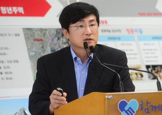 역세권 청년주택. 정유승 서울시 주택건축국장이 지난해 9월1일 서울 중구 서울시청에서 '역세권 2030 청년주택' 관련 내용을 브리핑하고 있다. /사진=뉴시스