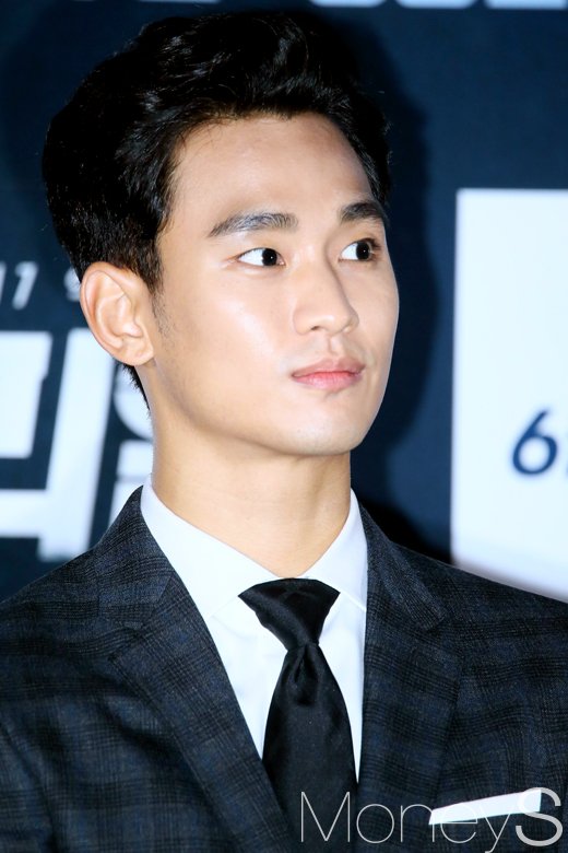 [머니S포토] 4년만에 스크린 복귀 김수현, 취재열기에 눈이 '휘둥그레'