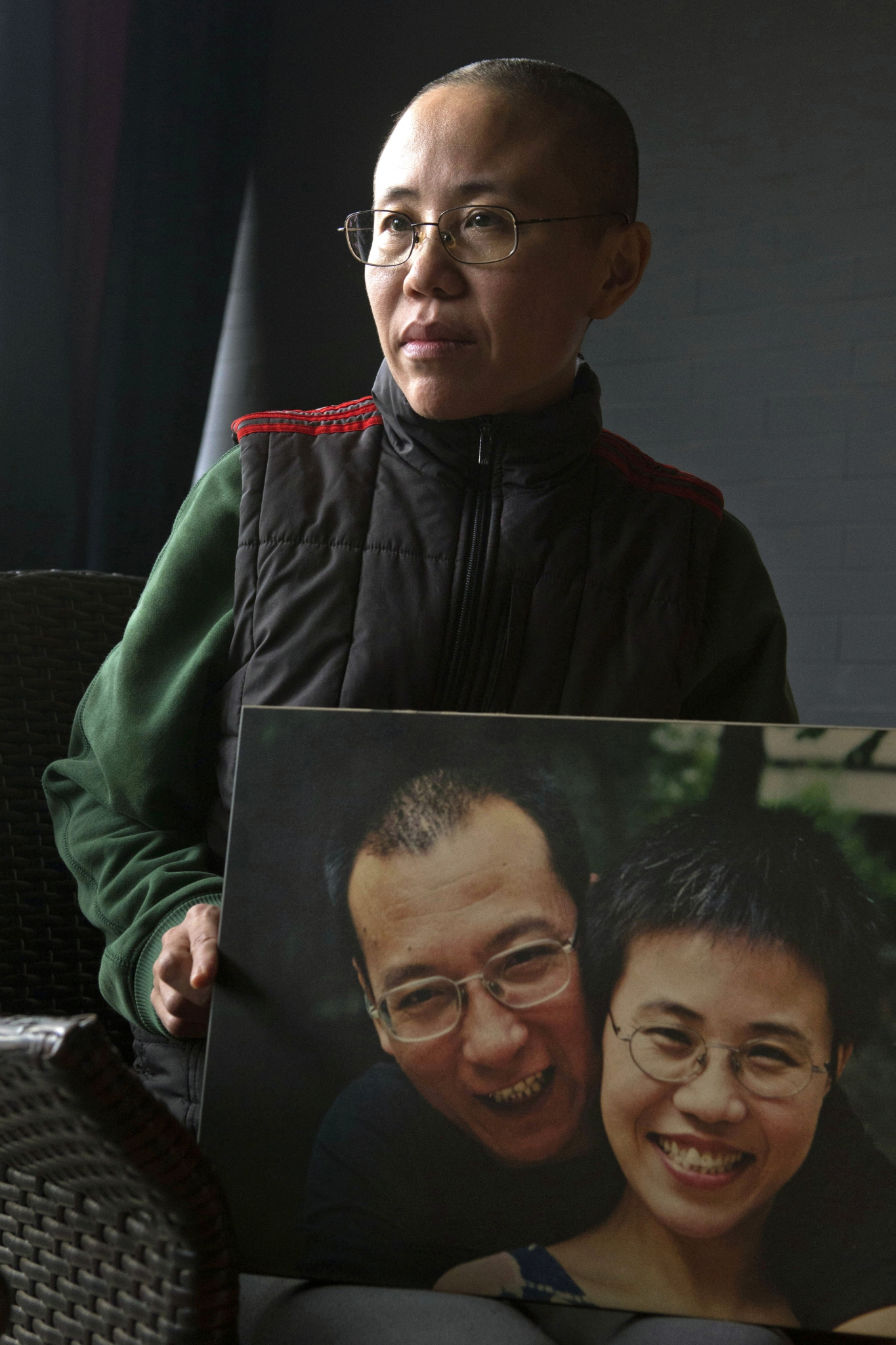 류사오보 간암으로 가석방. 사진은 지난 2012년 12월6일 부인 류샤가 베이징 자택에서 AP통신과 인터뷰하며 남편 류샤오보와 찍은 사진을 들고 있는 모습. /사진=뉴시스(AP 제공)