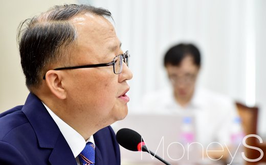 다주택자 전수조사. 한승희 국세청장 후보자가 26일 국회 기획재정위원회에서 열린 인사청문회에 출석해 의원 질의에 답하고 있다. /사진=임한별 기자