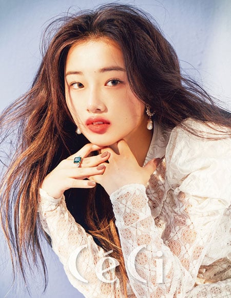 크리사츄, 양갈래 머리+붉은 입술… '