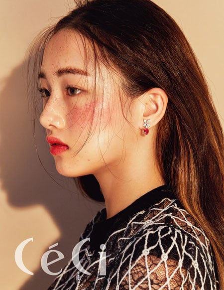 크리사츄, 양갈래 머리+붉은 입술… '