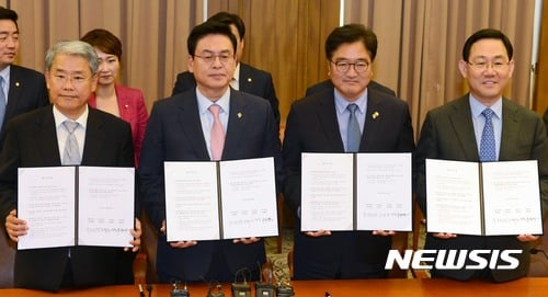 여야4당 원내대표가 27일 오후 국회에서 회동을 가지고 국회 정상화 등에 대한 합의문을 발표했다. 왼쪽부터 국민의당 김동철, 자유한국당 정우택, 더불어민주당 우원식, 바른정당 주호영 원내대표. /사진=뉴시스