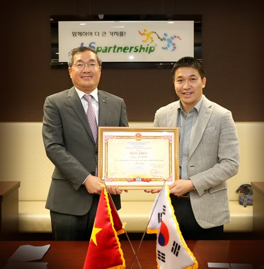 지난 26일 서울 삼성동 LS 대회의실에서 이광우 LS 부회장(왼쪽)이 판 아잉 선 파콤 대표로부터 사회공헌 우수기업 표창장을 받고 있다. /사진=LS그룹