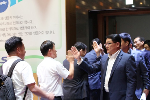 지난 27일 구자균 LS산전 회장이 팀장 리더십 향상 워크숍에 참석해 팀장들과 하이파이브를 하고 있다. /사진=LS산전
