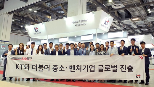 지난 5월 싱가포르에서 개최된 커뮤닉아시아 2017 전시회에서 KT와 중소협력업체들이 함께 기념사진을 촬영하는 모습. /사진=KT