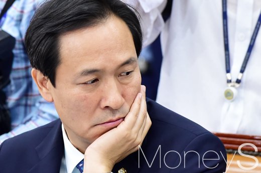 [머니S포토] 생각에 잠긴 우상호