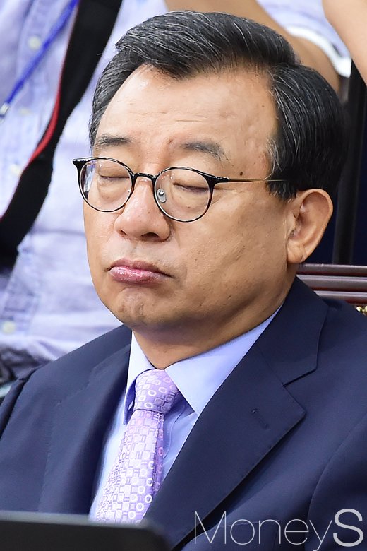 [머니S포토] 스르르 두눈 감은 이정현
