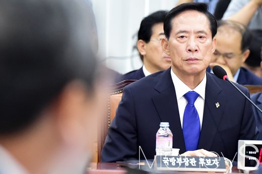 [머니S포토] '음주운전' 질타하는 의원 바라보는 송영무