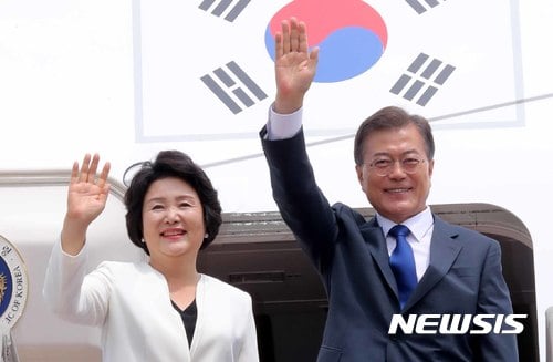 문재인 대통령이 28일 오후 한미 정상회담 등 미국 방문을 위해 성남 서울공항에서 전용기편으로 출국했다. /사진=뉴시스