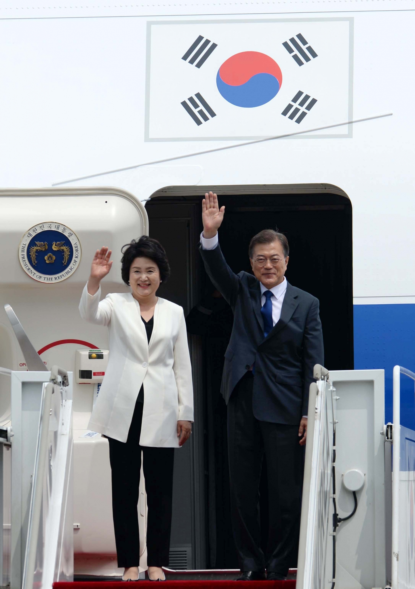 대통령 전용기. 28일 경기 성남시 서울공항에서 문재인 대통령(오른쪽)이 김정숙 여사와 취임 후 첫 한미 정상회담을 위한 출국에 앞서 인사를 하고 있다. /사진=뉴시스