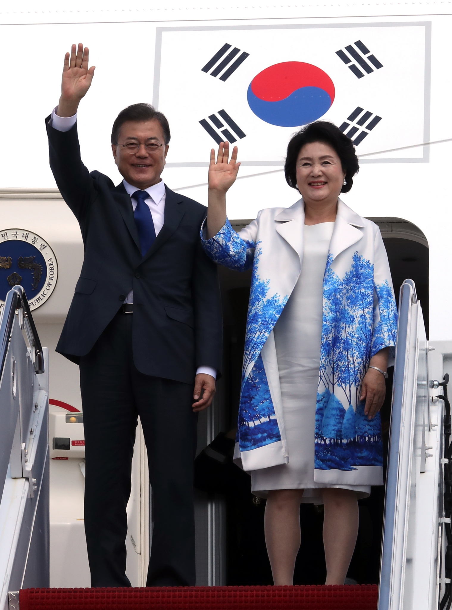 김정숙 여사 옷. 문재인 대통령(왼쪽)과 김정숙 여사가 28일(현지시각) 미국 워싱턴 앤드류스 합동기지에 도착해 손을 들어 인사를 하고 있다. /사진=뉴시스