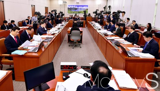 [머니S포토] 조명균 통일부장관 후보자 인사청문회, 비교적 '순항'
