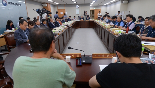 내년도 최저임금 협상. 29일 정부세종청사 고용노동부에서 열린 최저임금위원회 6차 전원회의에서 위원들이 회의를 하고 있다. /사진=뉴시스