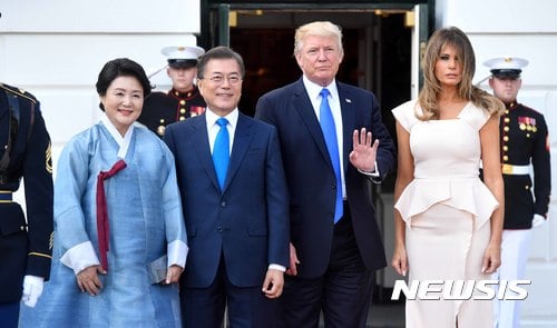 문재인 대통령과 부인 김정숙 여사가 29일(현지시간) 미국 워싱턴 백악관에서 열린 정상간 상견례 및 만찬에서 도널드 트럼프 미국 대통령과 부인 멜라니아 여사의 영접을 받고 있다. /사진=뉴시스
