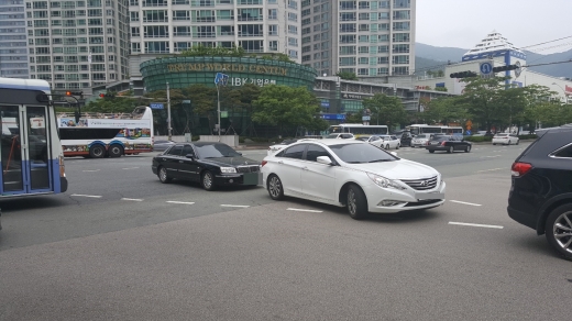 부산지하철 2호선 센텀시티역 앞 사거리에서 자동차들이 꼬리물기를 하고 있다. /사진=김창성 기자