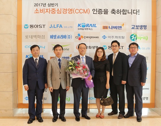 30일 서울 서초구 양재동 엘타워에서 열린 ‘2017년 상반기 CCM 인증서 수여식·우수사례 발표’에서 민장성 동아에스티 사장(왼쪽 세번째)과 동아에스티 직원이 함께 기념사진을 촬영하고 있다. /사진=동아에스티