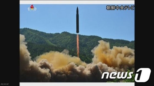 북한 조선중앙방송이 4일 ICBM 시험발사 성공을 보도하면서 발사 당시 사진을 공개하고 있다. /사진=NHK 캡처