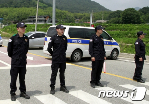 경납 합천에서 벌어진 엽총 인질극이 18시간째 이어지고 있다. 5일 오전 경남 합천군 대병면 황매산 터널 인근에서 경찰이 인질극 현장을 통제하고 있다. /사진=뉴스1