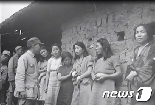 세계 최초로 발견된 한국인 일본군 위안부 영상. 1944년 미중연합군의 중국 송산 점령 당시 한국인으로 추정되는 위안부와 중국군 장교가 이야기를 나누고 있다. /제공=서울시, 서울대 인권센터