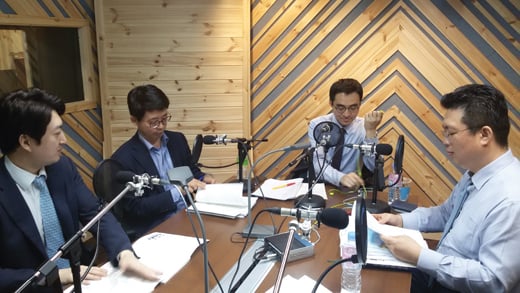 이베스트투자증권 애널리스트들이 팟캐스트 ‘이리온’을 녹음하고 있다. /사진제공=이베스트투자증권