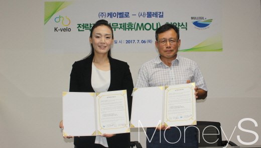 바이킹투어 업무협약을 체결한 ㈜케이벨로 이미란 대표이사와 (사)물레길 장목순 이사장(왼쪽부터). /사진=박정웅 기자